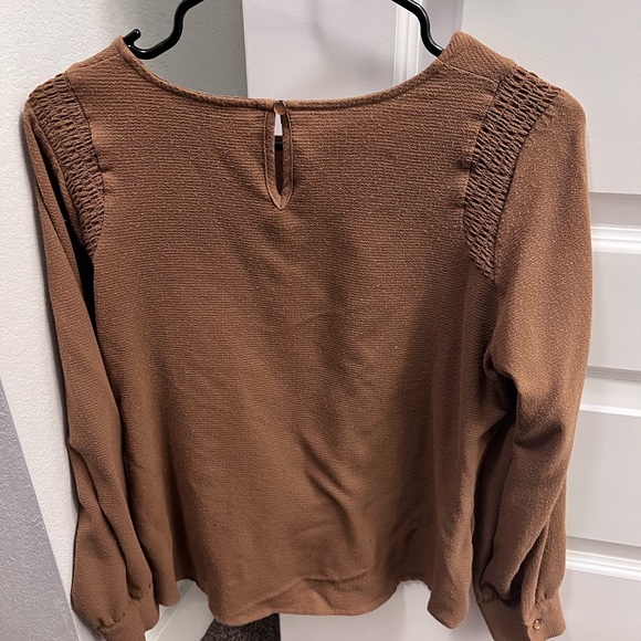 crepe smocked blouse tan brown Carmel - Picture 2 of 4